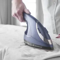 Suknia wizytowa świeża bez prania? Domowe sposoby na zapachy i zagniecenia