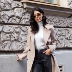 Spódnica jeansowa midi: Stylizacje na każdą okazję. Jak ją nosić?