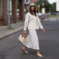 Spódnica maxi i płaskie buty: Jak nosić modnie i wygodnie?