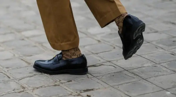 Skrzypiące buty na mokrej podłodze? Poznaj przyczyny i ciszę!