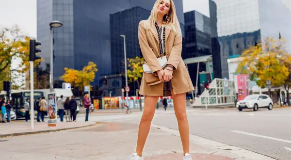 Spódnica i sneakersy: Stylowy komfort? Helena Górska radzi!