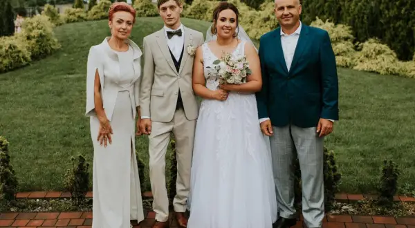 Mama pana młodego: Jak wybrać idealny strój na wesele?