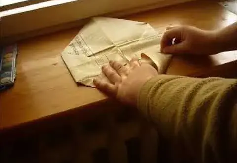Jak się robi czapkę z gazety – prosty sposób na kreatywną zabawę