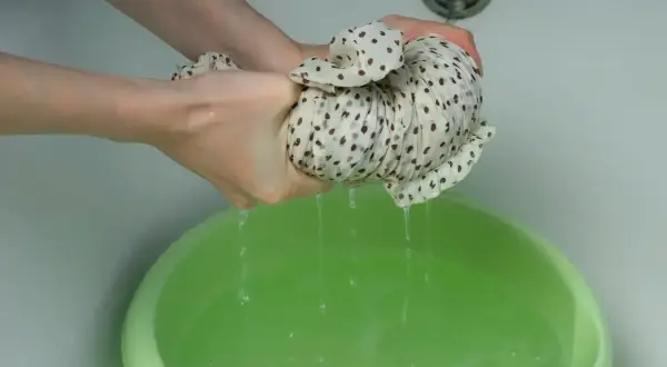 Skurczona czapka po praniu? Uratuj ją! Domowe metody