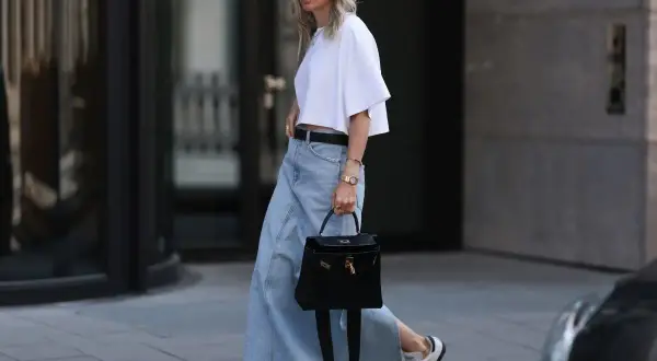 Jak stylizować jeansową spódnicę? Odkryj modne połączenia i trendy